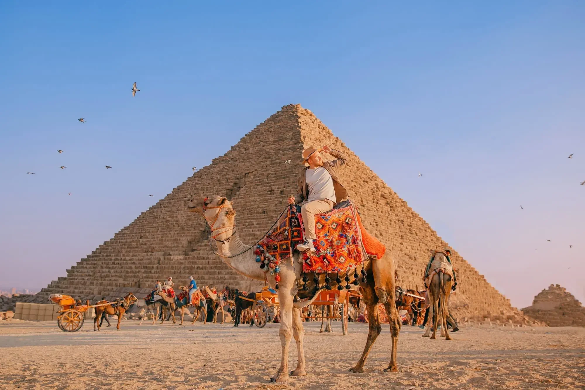 Discover Giza Pyramids for first time with Esay Trav